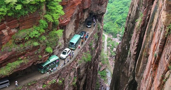 Ιλιγγος: Αυτοί είναι οι πέντε πιο επικίνδυνοι δρόμοι του πλανήτη (βίντεο)